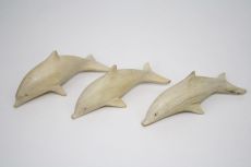 Delfines de madera natural