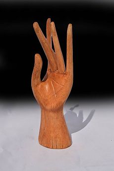 Figura tallada en fusta de mà